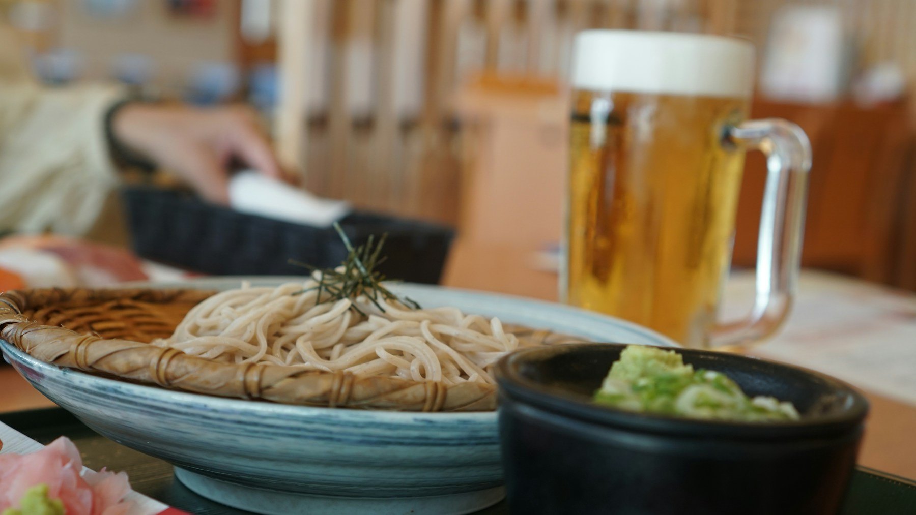 ざるそばと生ビール。奥に木のカウンター。