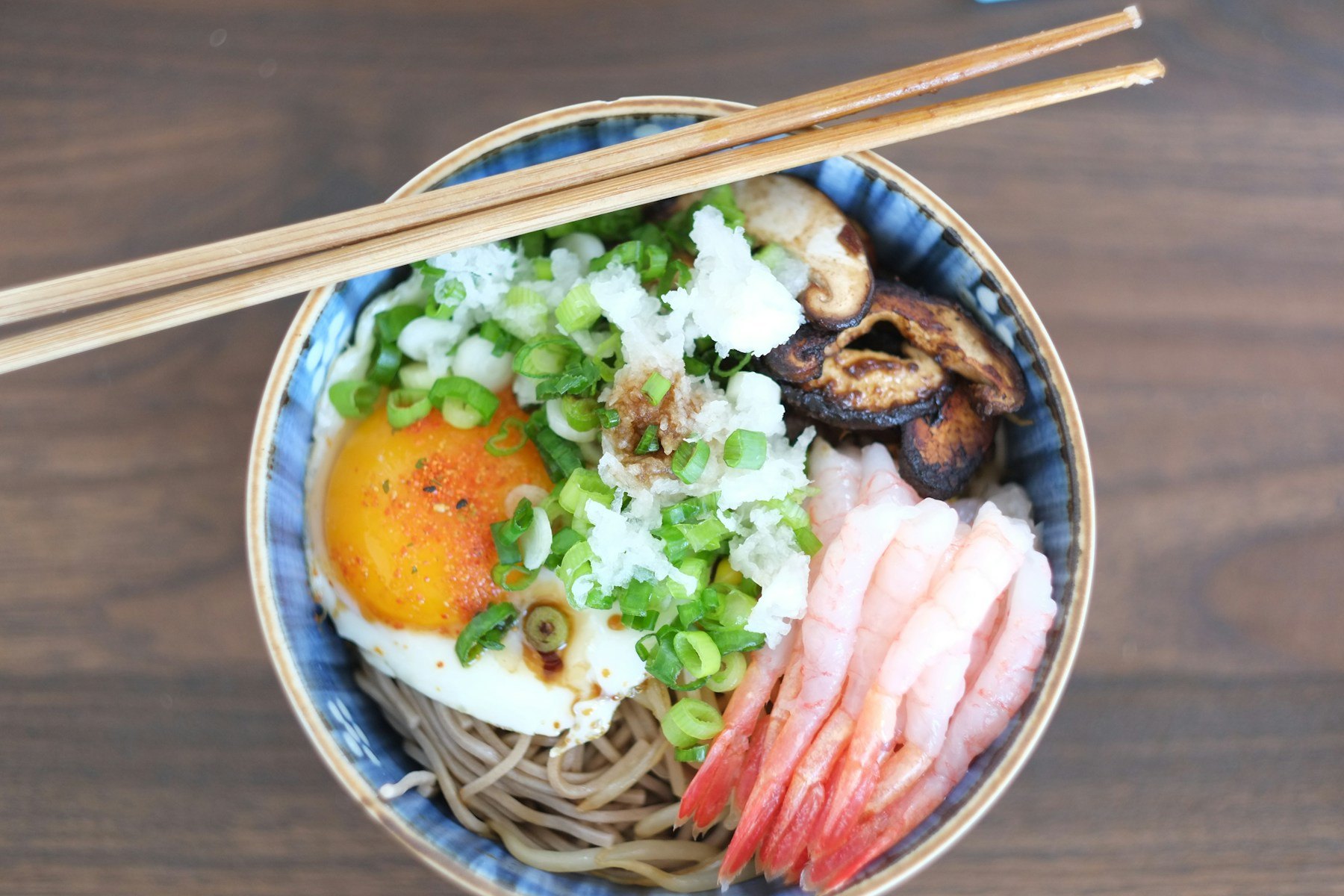 冷たい蕎麦の一杯。半熟玉子、おろし、椎茸、甘えびを添えて。